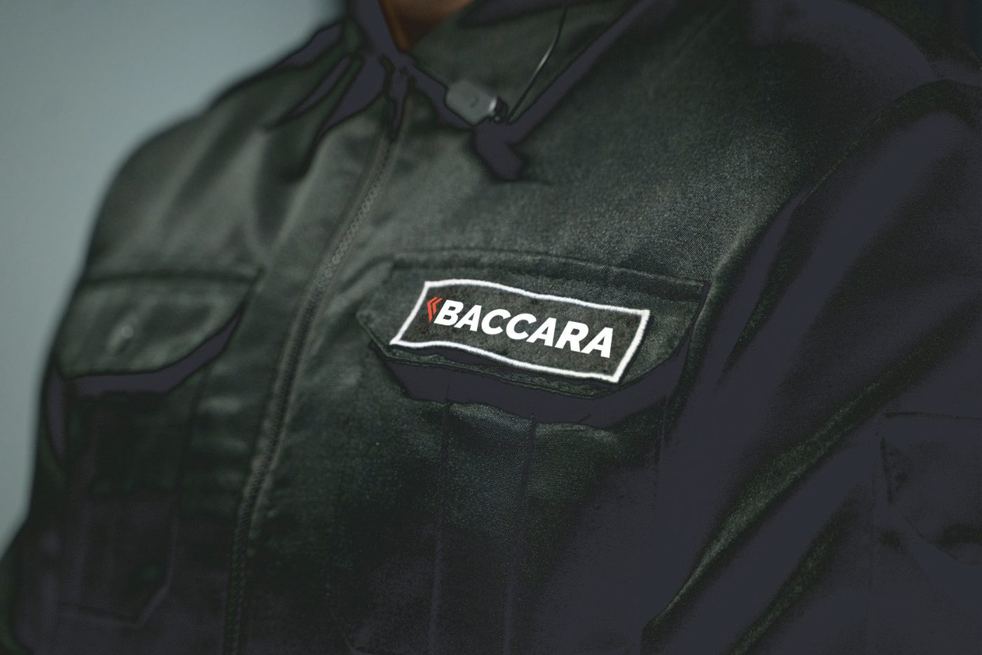 Agent Baccara Sûreté Privée en tenue, écusson brodé sur la poche poitrine