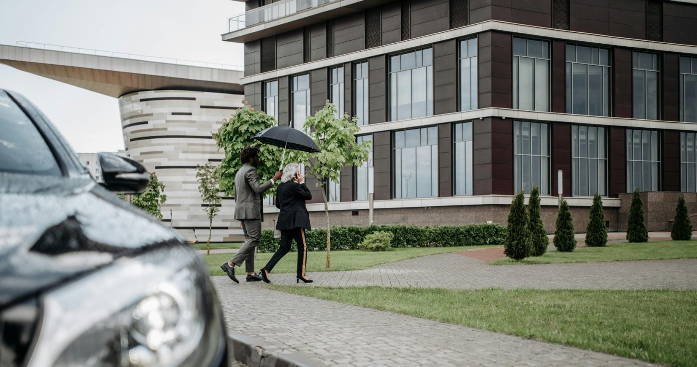 Agent Baccara en protection rapprochée à la sortie d'un véhicule